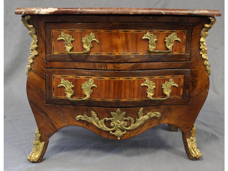 COMMODE DE MAÎTRISE de forme tombeau, en...
