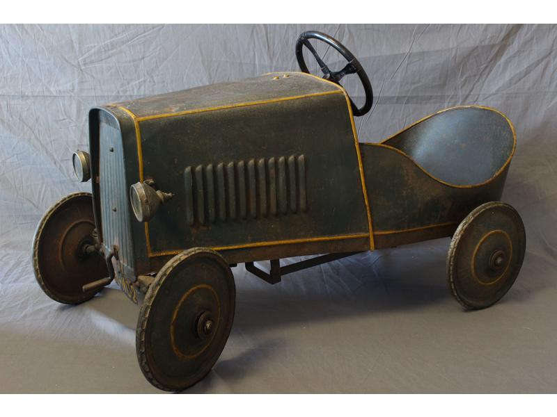 VOITURE A PEDALES pour enfant en tôle peinte...
