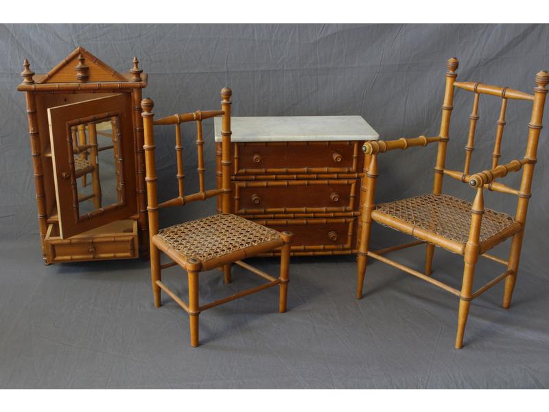MOBILIER DE POUPEE en pin à l'imitation du...