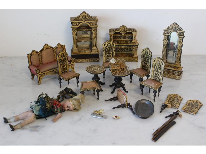 MOBILIER DE MAISON DE POUPEE en bois à décor...