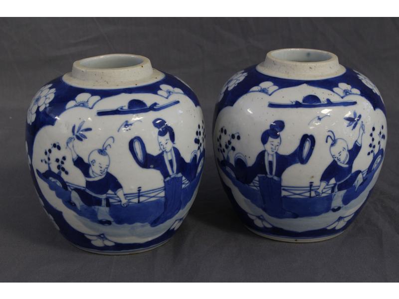 PAIRE DE PETITS POTS globulaires en porcelaine...