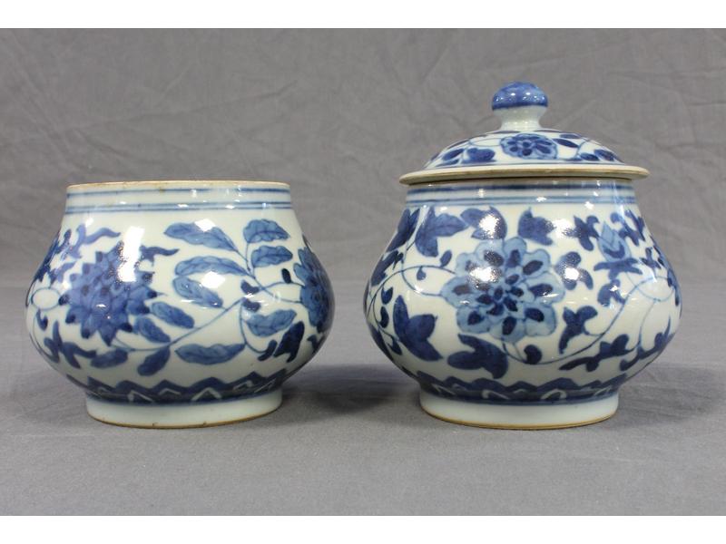 PAIRE DE PETITS POTS COUVERTS de forme balustre,...