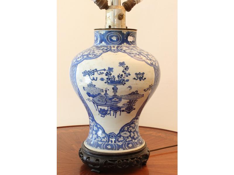 POTICHE de forme balustre en porcelaine à...