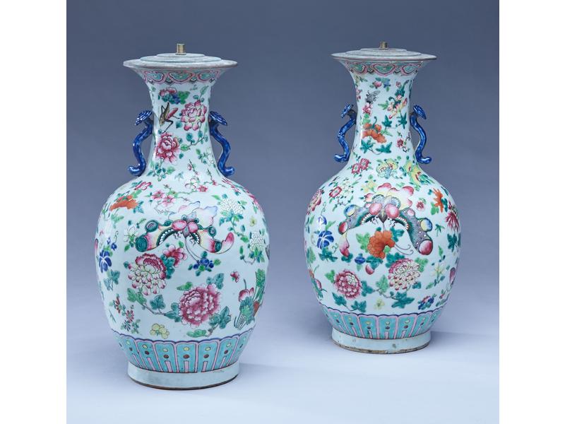 PAIRE DE VASES en porcelaine de forme balustre...
