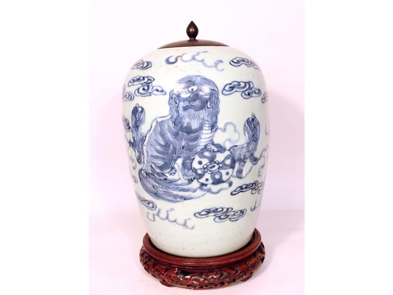 POT A GINGEMBRE ovoïde en porcelaine à décor...