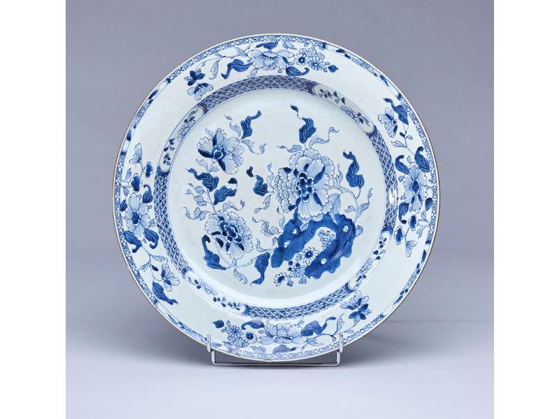 PLAT rond en porcelaine à décor émaillé bleu...