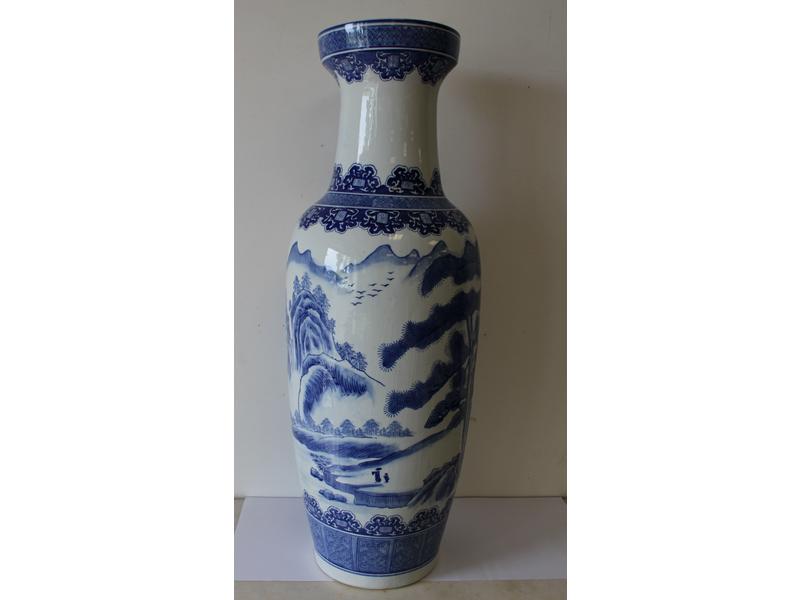 IMPORTANTE POTICHE de forme balustre en porcelaine...