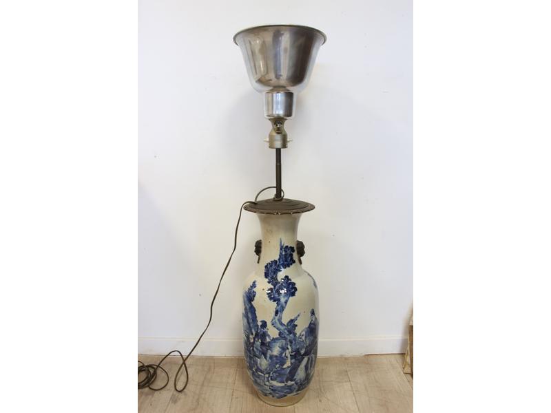GRAND VASE balustre en grès émaillé blanc,...