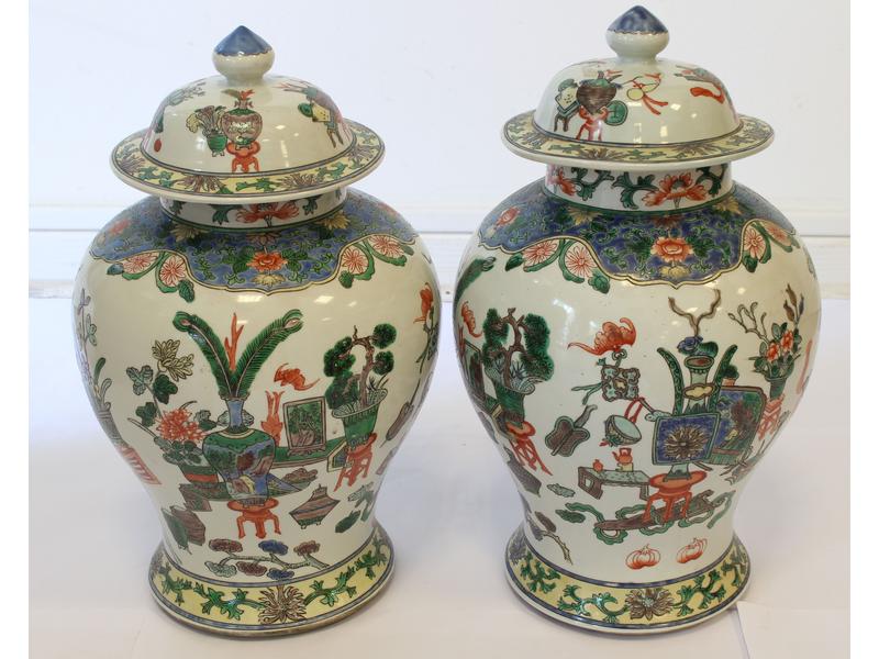 PAIRE DE POTICHES en porcelaine émaillée...