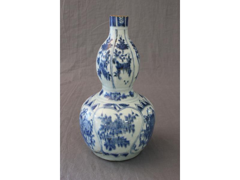 VASE bouteille à deux renflements en porcelaine...