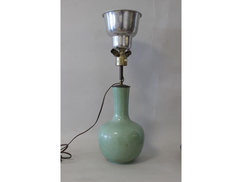 VASE à haut col en porcelaine émaillée c...