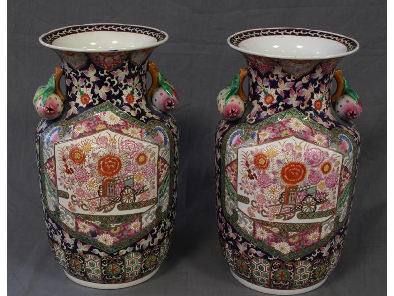 PAIRE DE VASES de forme balustre en porcelaine...