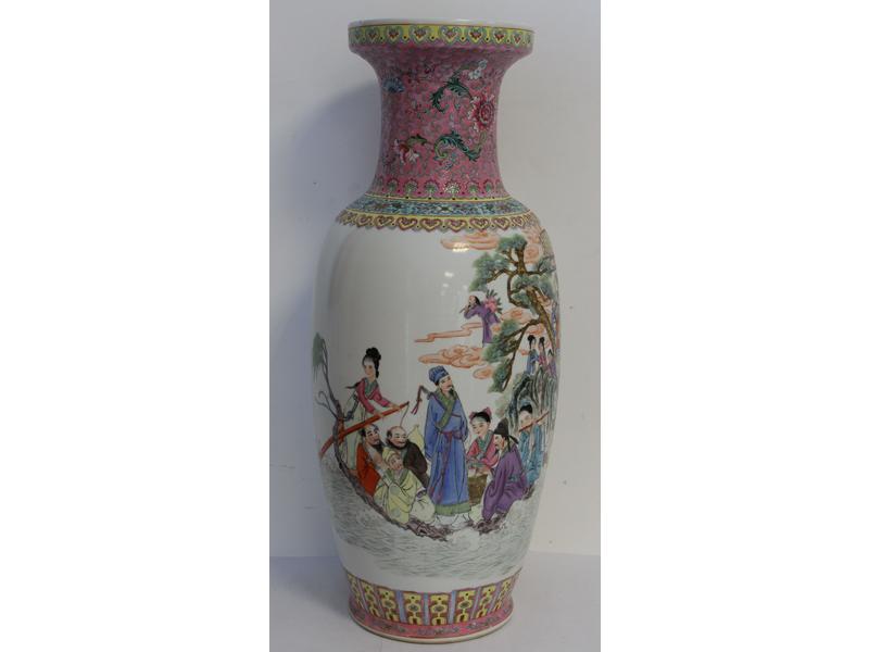 VASE de forme balustre en porcelaine  à décor...