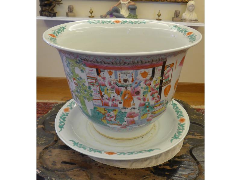 CACHE-POT en porcelaine émaillée à décor...