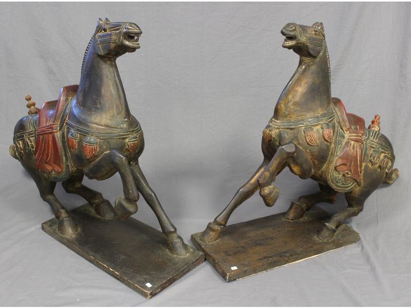 PAIRE DE CHEVAUX en bois sculpté polychr...