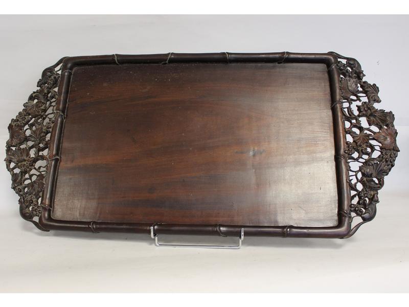 PLATEAU rectangulaire en bois exotique sculpté,...