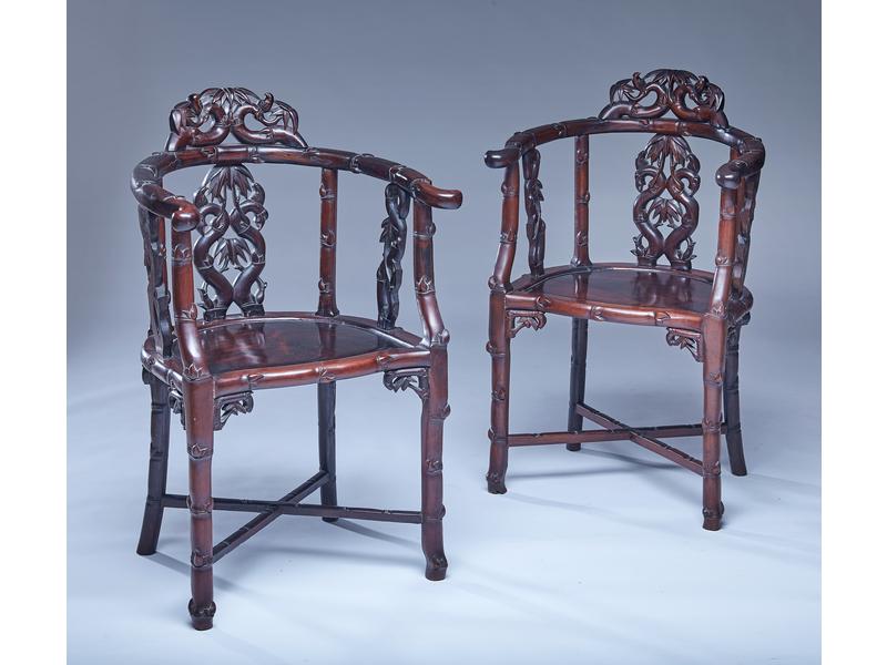 PAIRE DE FAUTEUILS à dossier cintré à barreaux,...