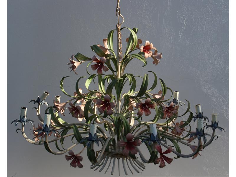 LUSTRE à douze bras de lumière en tole laquée...