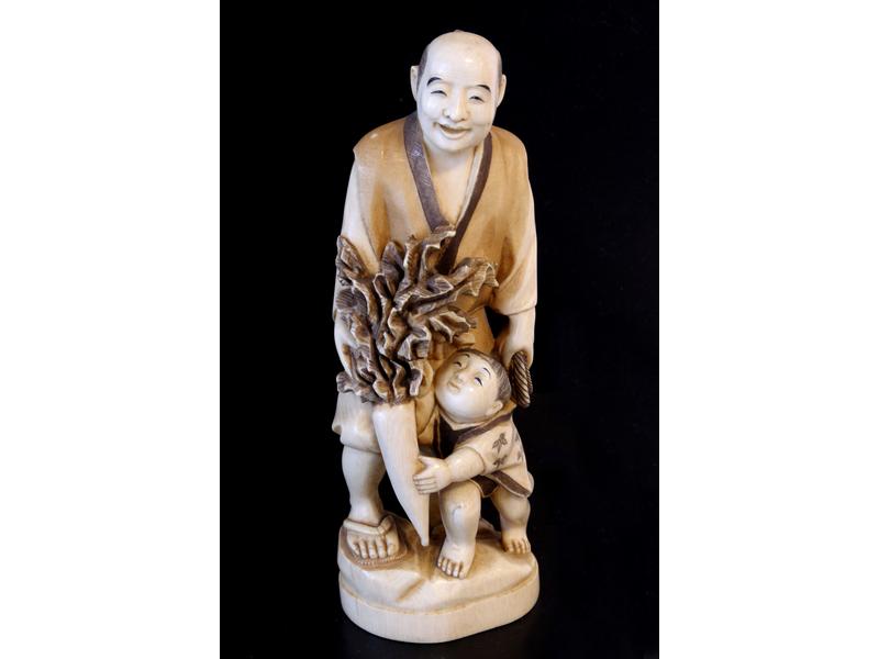 PETIT OKIMONO en ivoire sculpté représentant...