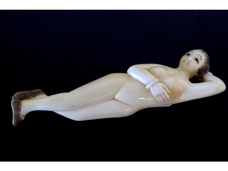 PETITE FEMME DE MEDECINE en ivoire sculpté,...