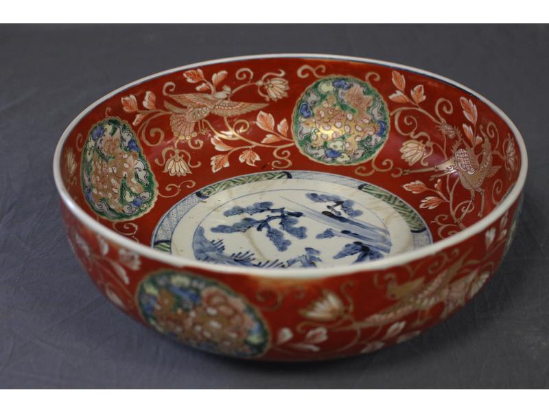 LARGE COUPE en porcelaine à décor émaillé...