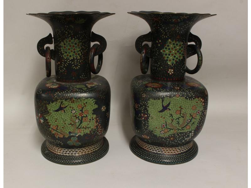 PAIRE DE VASES en bronze et émaux cloisonnés...