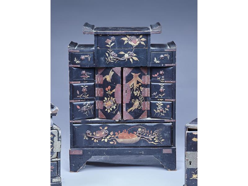 PETIT CABINET miniature en laque, ouvrant...
