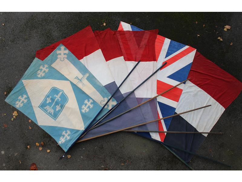 LOT DE SEPT DRAPEAUX, quatre Français, un...