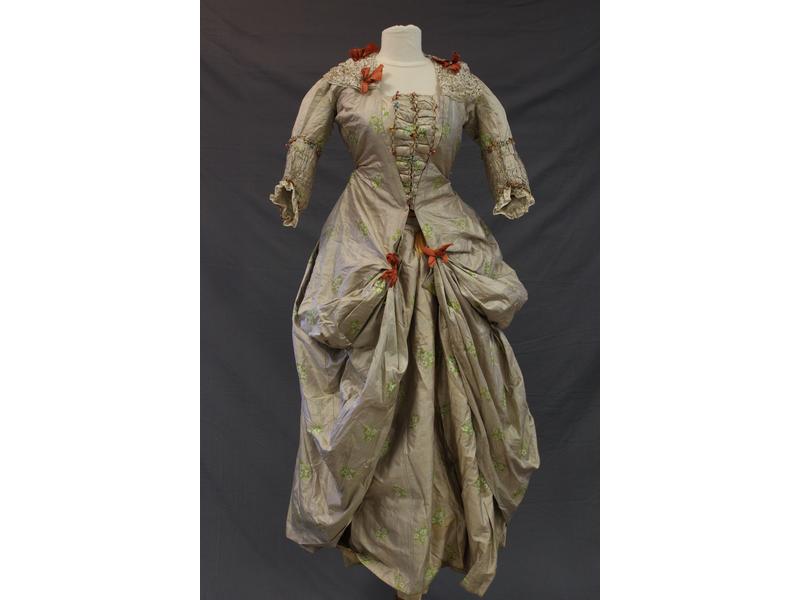 BELLE ROBE à la française en soie rayée et...