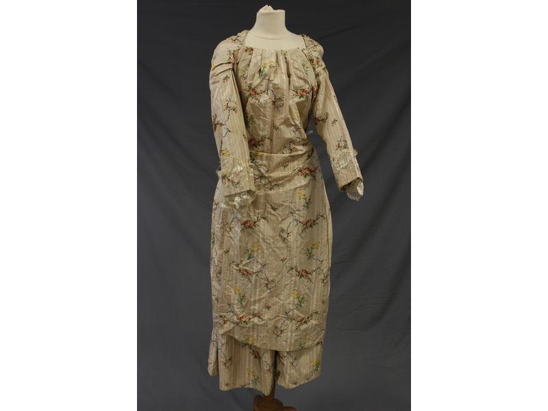 ROBE en soie et un jupon beige et à rayures...