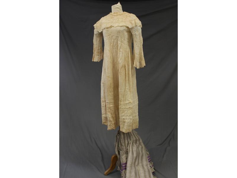 SOUS-ROBE en dentelle à manches courtes.