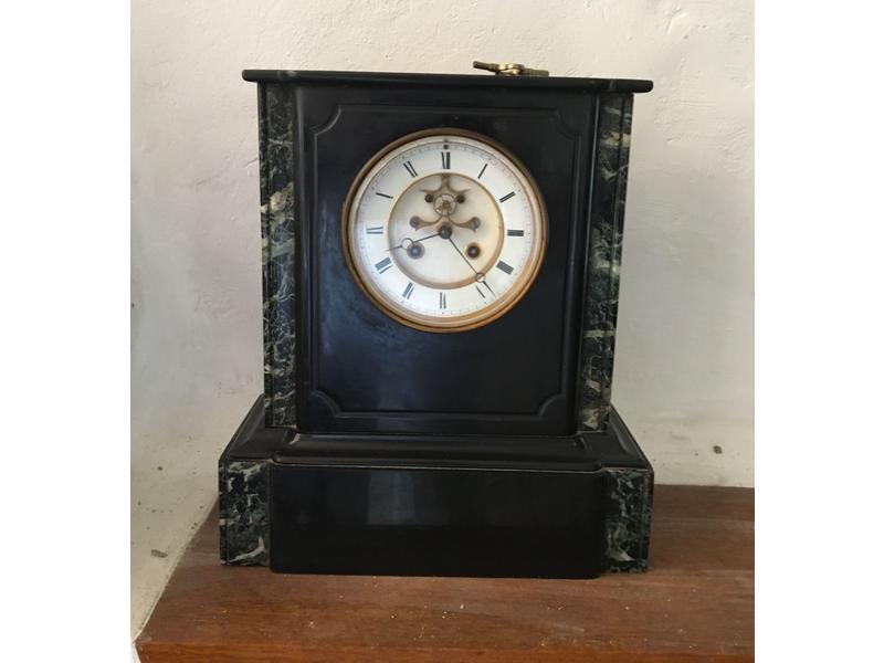 PENDULE BORNE en placage de marbre noir et...