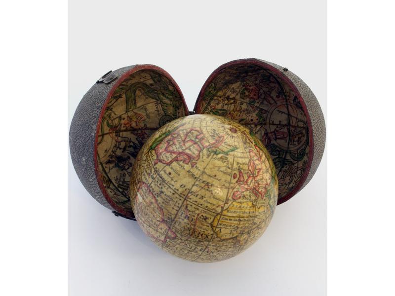 GLOBE DE POCHE signé NATH. HILL et daté de...