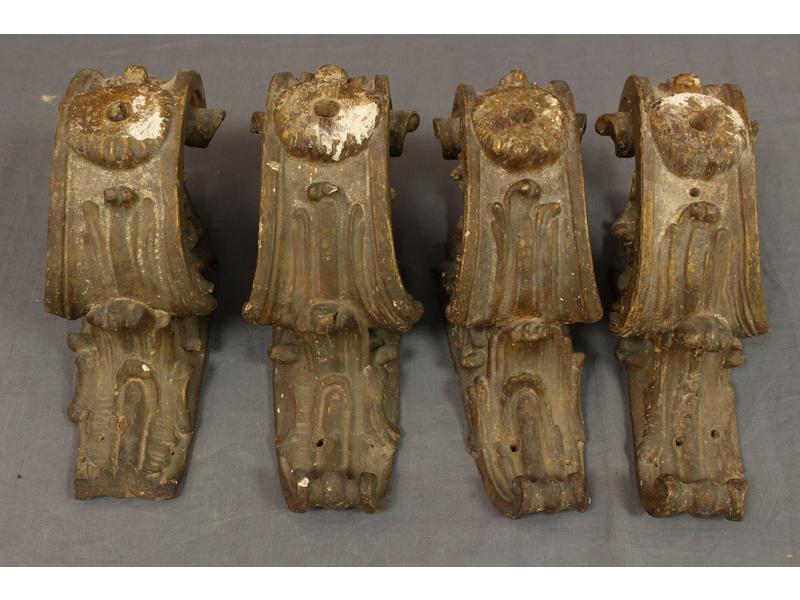 QUATRE MONTANTS de console en bois sculpté...