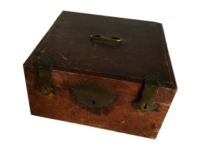 COFFRET DE VOYAGE de forme cubique gainé...