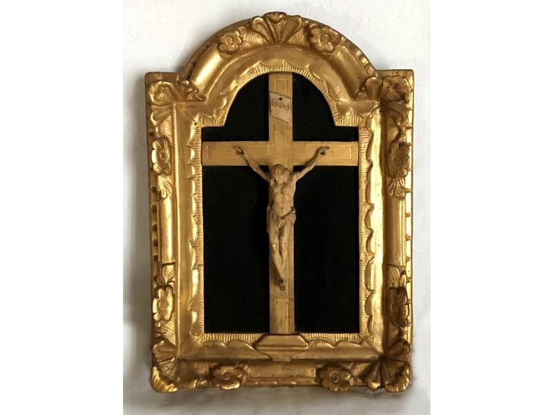 CRUCIFIX en ivoire sculpté