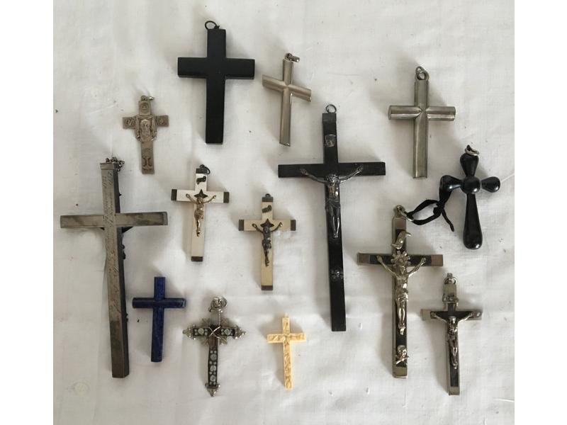 LOT de croix et chapelets divers, certains...