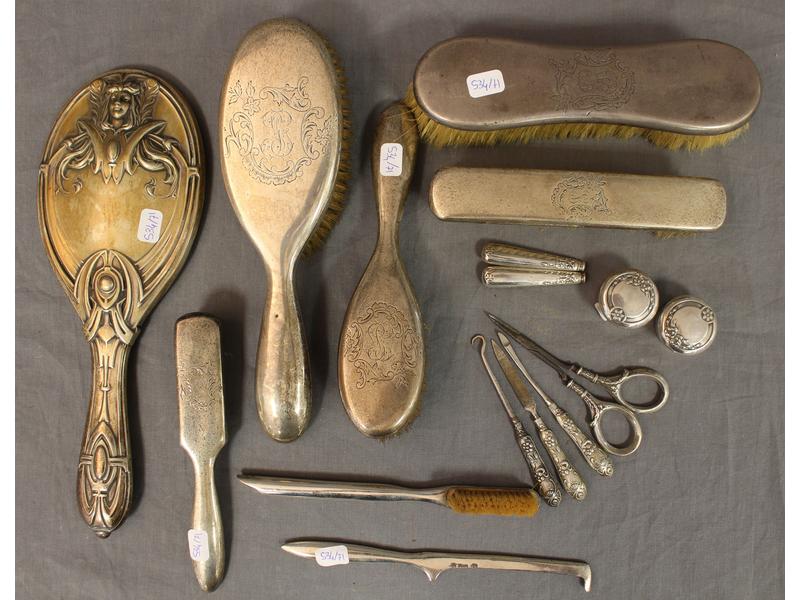 NECESSAIRE DE TOILETTE en argent (916e) comprenant...