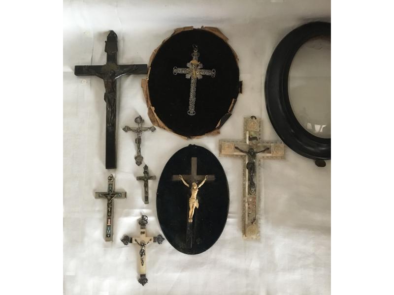 HUIT CRUCIFIX ou croix en bronze, métal,...