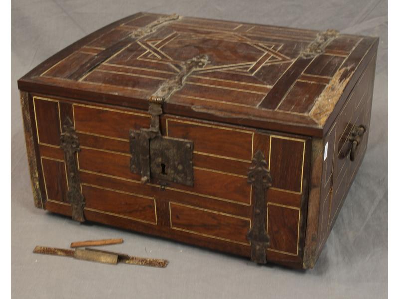 COFFRET DE VOYAGE en placage de palissandre...