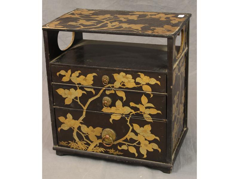 PETIT CABINET en laque à décor or sur fond...