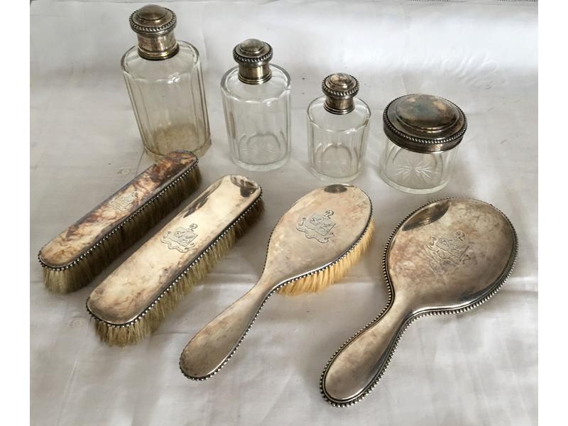 NECESSAIRE DE TOILETTE comprenant quatre...