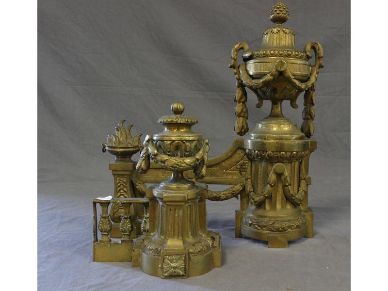 PAIRE DE CHENETS en bronze à décor asymétrique...