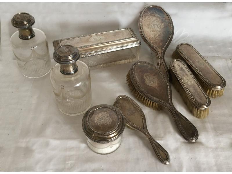 NECESSAIRE DE TOILETTE à monture en argent...