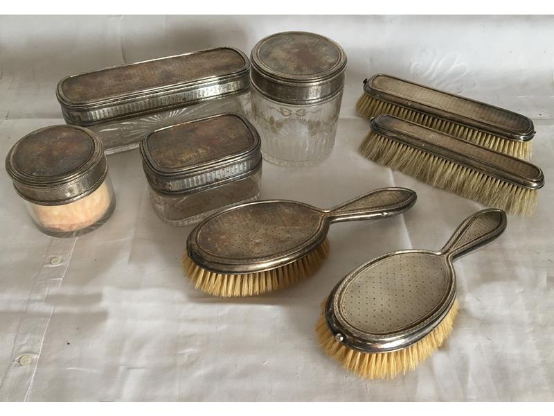NECESSAIRE DE TOILETTE à monture en argent...