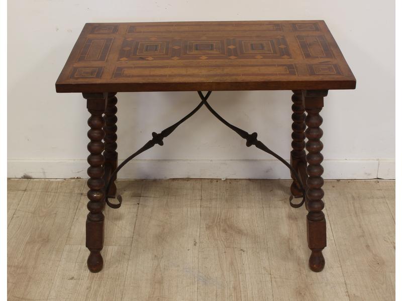 TABLE BASSE marquetée à pieds espagnols.