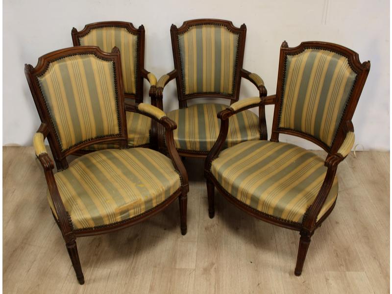 SUITE DE QUATRE FAUTEUILS à dossier cabriolet...