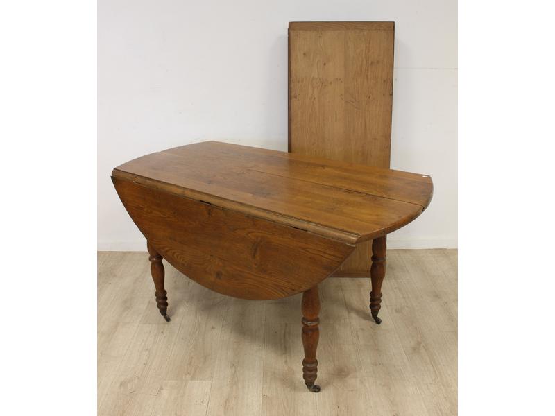TABLE ronde à volets en chêne, sur quatre...