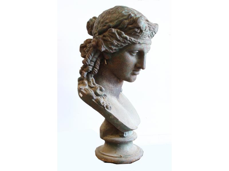 BUSTE DE FEMME A L'ANTIQUE, en fonte de fer...