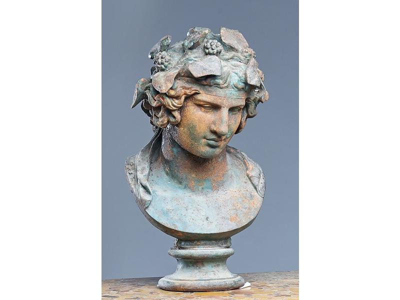 BUSTE D'HOMME EN BACCHANTE, en fonte de fer...